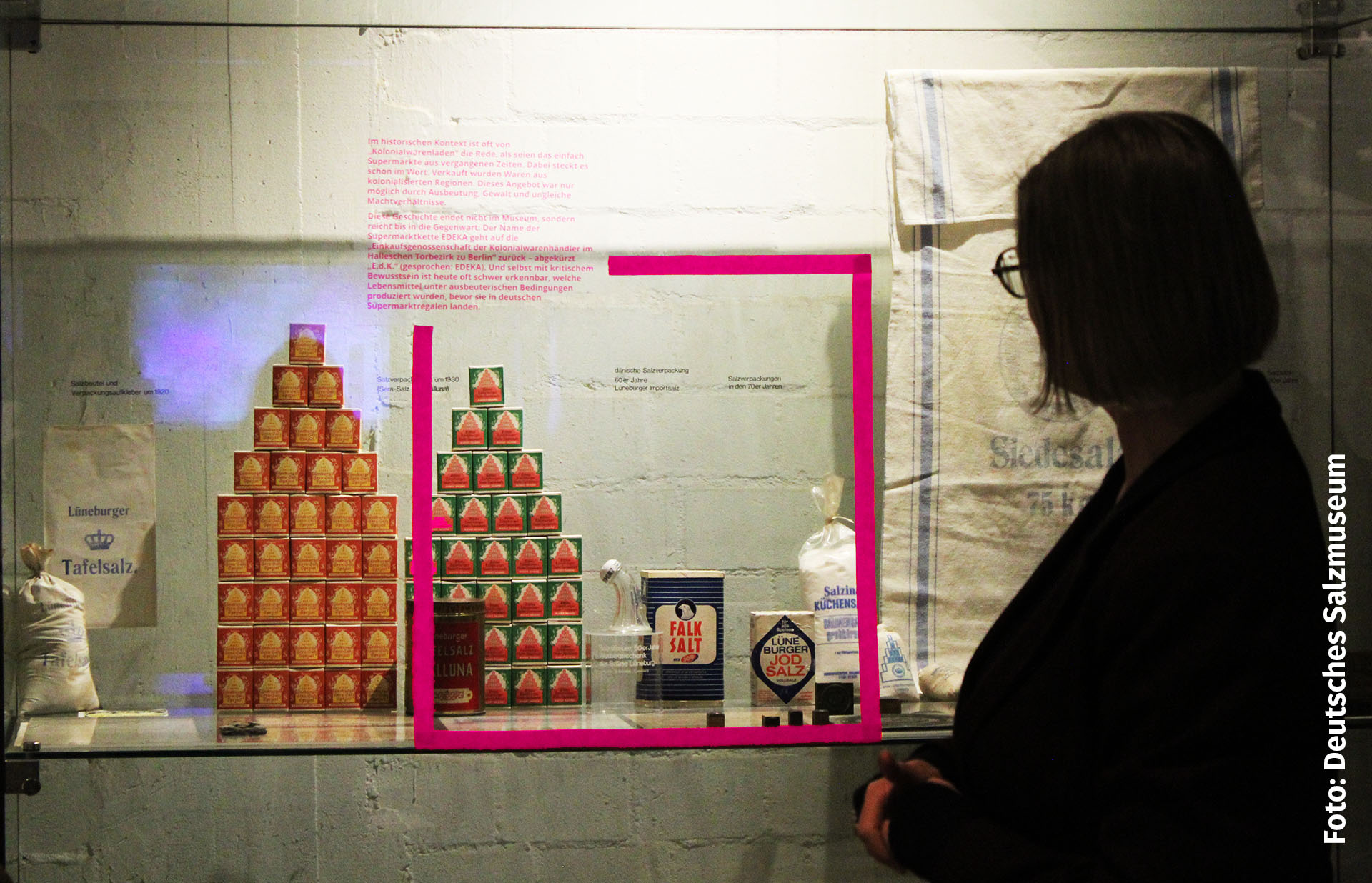 Ausstellungsvitrine mit pinkem Rahmen und ergänzendem Text auf der Scheibe