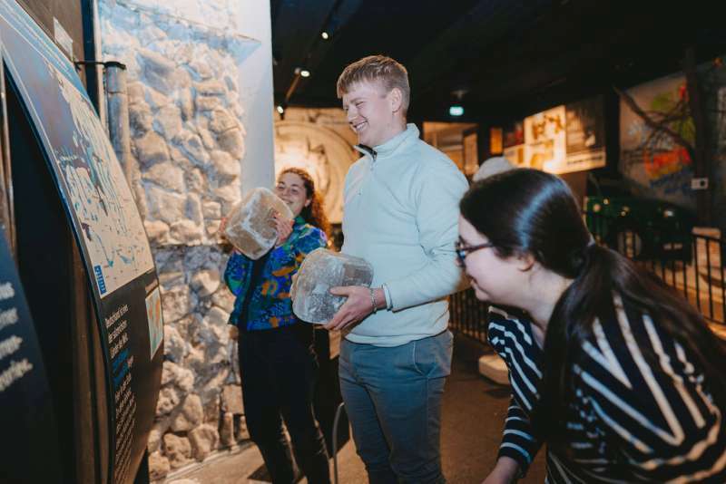 Junge Menschen heben Salzkristalle © Wolter Sophie