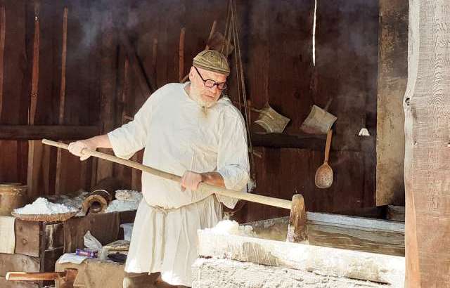 Salzsieder Mimke Koch in der Siedehuette