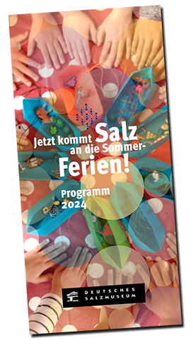 Cover des Ferienprogramms des Salzmuseums. Mehrere Kinderhände präsentieren stolz ihr selbstgebastelten Papierschiffchen. Titel: "Jetzt kommt Salz an die Sommerferien!"