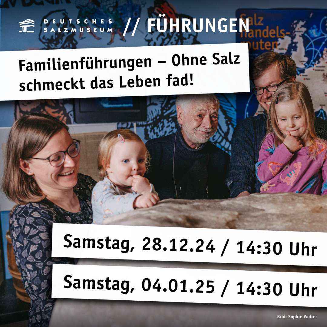 Eine Familie steht um den großen Salzblock im Deutschen Salzmuseum. Dazu die Textblöcke "Deutsches Salzmuseum / Führungen / Familienführungen / Ohne Salz schmeckt das Leben fad!"